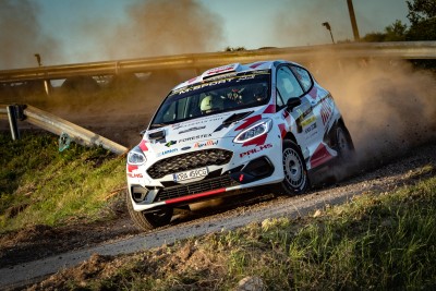 <strong>ERC Ungari ralli TOP3 mahub laup&auml;eva j&auml;rel 6,3 sekundi sisse. Eestlastest tegid kiiret s&otilde;itu Jaspar Vaher / Sander Pruul.</strong>